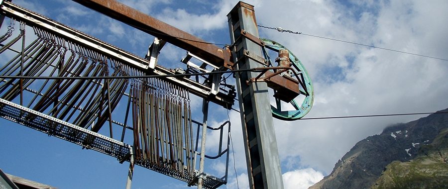 Téléski obsolètes et rouillé en montagne