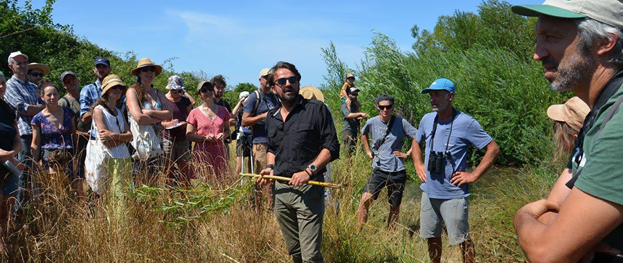 Baptiste Morizot présente les alliances possibles avec le Castor d’Eurasie pour la rétention d’eau dans les sols agricoles en bordure de cours d’eau.