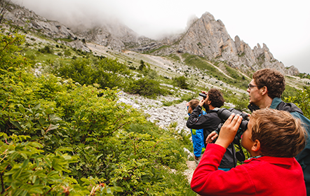 Enfants avec jumelles en montagne