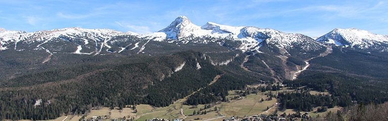 Vue panoramique du village de Saint-Martin-en-Vercors et du massif du Vercors, capturée dans le cadre des opérations de Mountain Wilderness visant à préserver et restaurer les paysages de montagne, notamment par le démontage d’installations obsolètes