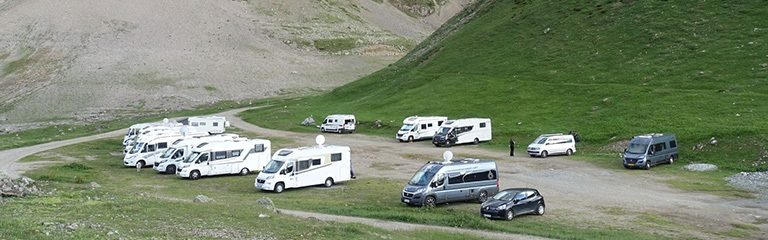 Parking illegal pour camping cars au col du Lautaret