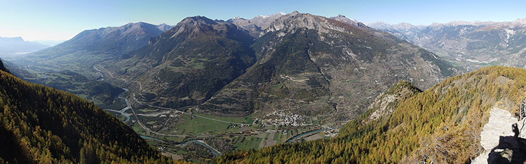 Vue panoramique sur la vallée de la Haute Durance et les montagnes des Hautes-Alpes.
Cette image offre une vue imprenable sur la vallée de la Haute Durance, située dans le département des Hautes-Alpes (05) en région Provence-Alpes-Côte d’Azur. On y aperçoit des paysages alpins majestueux, avec des forêts de mélèzes en premier plan et des montagnes escarpées en arrière-plan. Le fleuve Durance serpente à travers la vallée, irriguant des villages et terres agricoles, dont certains sont directement concernés par des projets d’aménagement controversés, comme les lignes à Très Haute Tension (THT). Cette région est prisée pour ses activités de plein air, notamment la randonnée, le ski et le parapente, offrant des panoramas exceptionnels entre Embrun, Briançon et Guillestre.