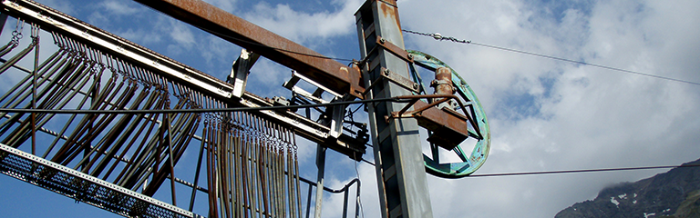 Téléski obsolètes et rouillé en montagne
