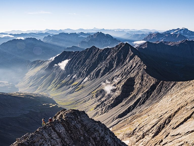 Alpinistes sur fond de panorama de montagne